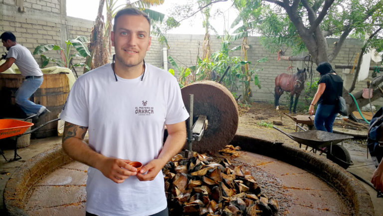 El coctelero nazareno José Claro aprende sobre el mezcal en Oaxaca